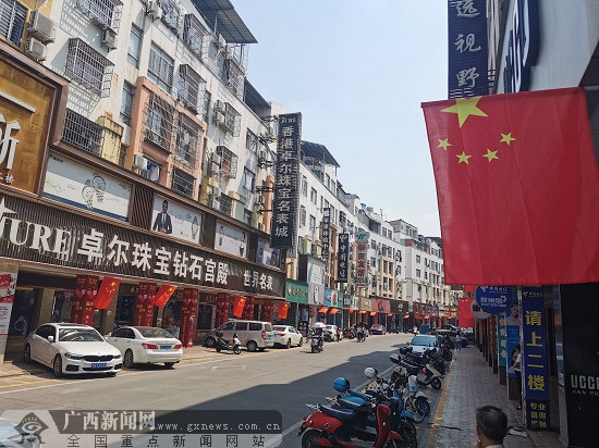 荷城:红旗飘飘欢度国庆