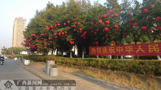 荷城:红旗飘飘欢度国庆