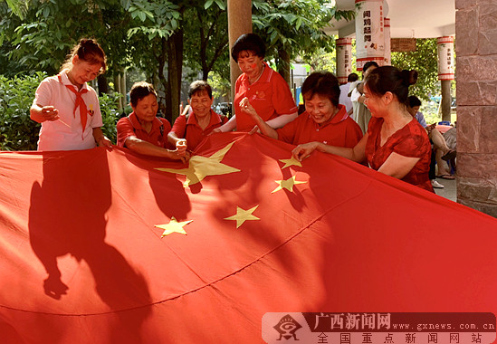 南宁:社区居民深情祝福为祖国庆生(组图)