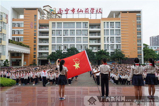 让同学们了解一名少先队员的责任,10月14日,南宁市仙葫学校在润责广场