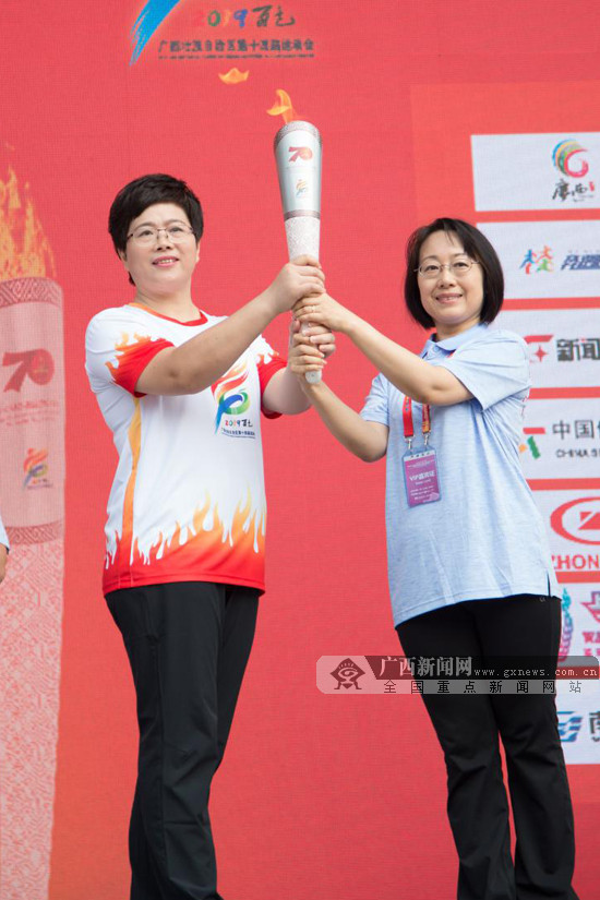 广西第十四届运动会火炬传递仪式走进马山县举行