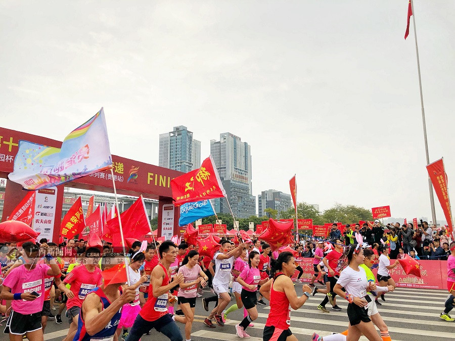 廣西第十四屆運動會火炬傳遞暨馬拉松賽貴港站開跑