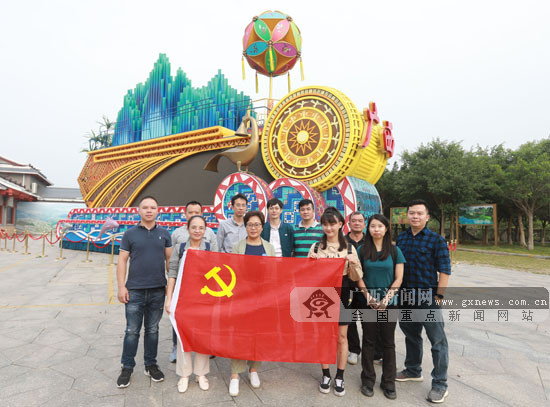 广西体彩中心党员干部职工参观“壮美广西”彩车