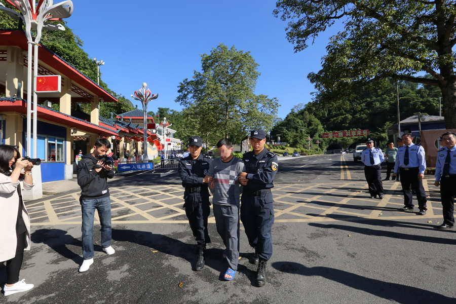 中国警方抓获越南国际红通在逃毒贩黄某某并移交越方
