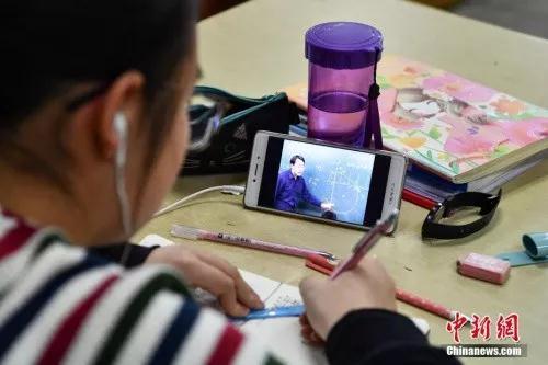 学校减负致辅导班抢位:家长真的“疯了”?