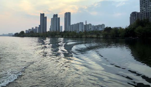 �������й�������ý����̬�����С�70�봩Խ��ɽˮ���ȡ������￪