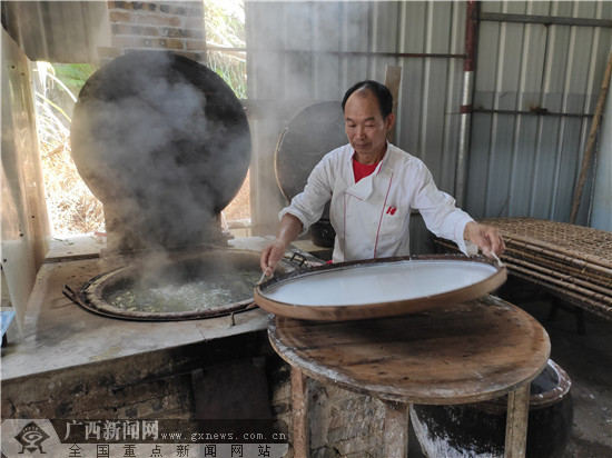 传统手工蒸煮米粉工艺依然受欢迎.广西新闻网记者 麦一帆 摄