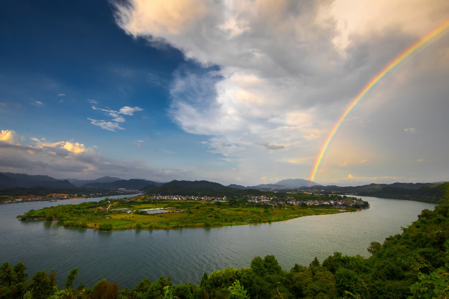 �������й�������ý����̬�����С�70�봩Խ��ɽˮ���ȡ������￪