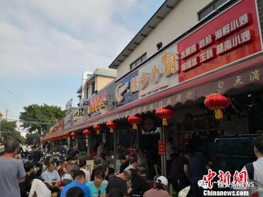 侨港一家越南美食店门前,大批游客排队等候用餐.翟李强/摄