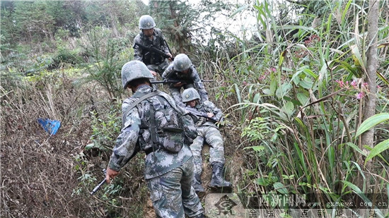 广西那坡：三分之一界碑数 10小时巡逻路