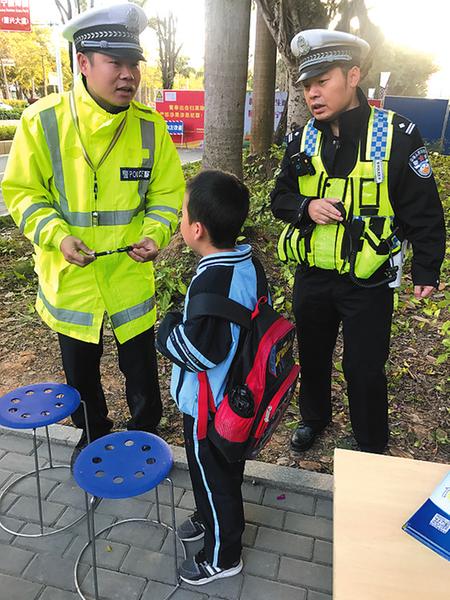 小轩哭着向交警叔叔求助