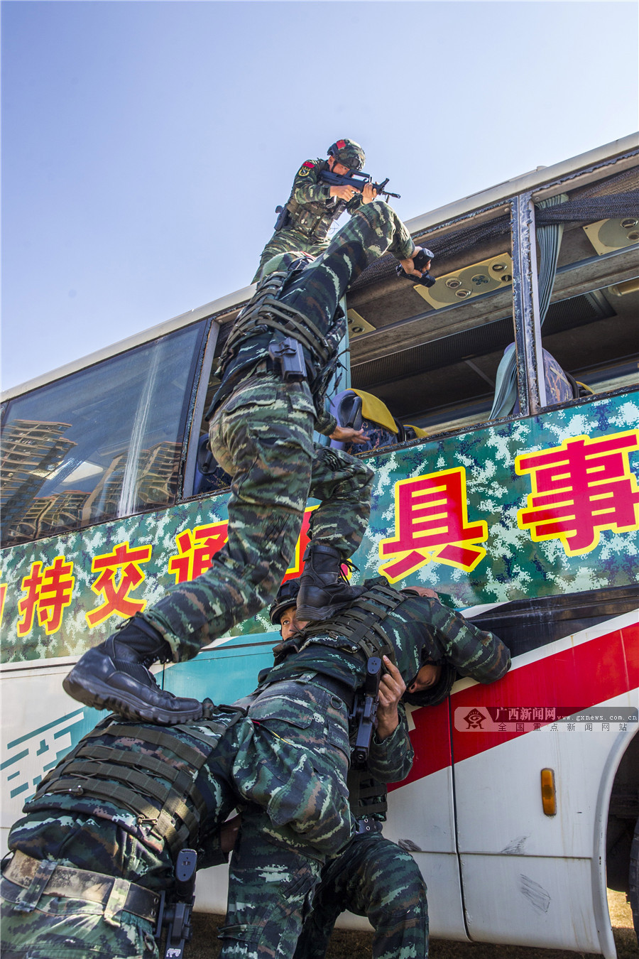 直击武警特战队员大巴车反劫持演练(13/16)