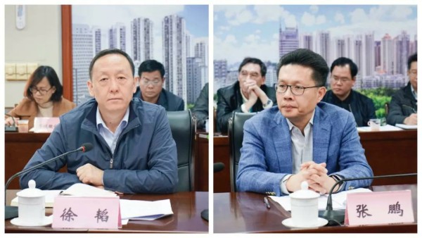 来宾市委常委,副市长徐韬(左),广西科技师范学院校长张鹏(右)