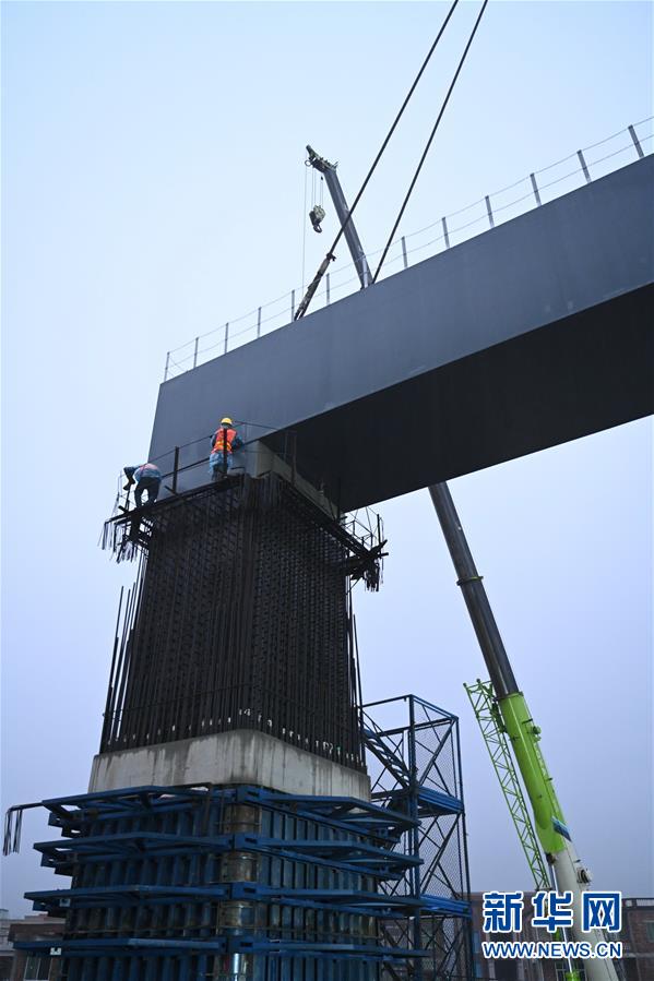 县辋川镇的新建福厦铁路5标段,首片上跨既有线门式墩钢盖梁在吊装中