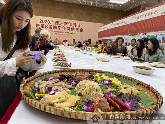 现场展示广西特色"年夜饭"菜品及八桂小吃.记者 宋瑶 摄