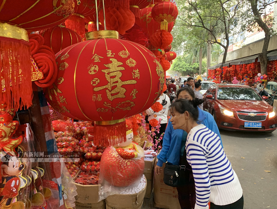 高清大红灯笼高高挂首府市民购年货迎新春48