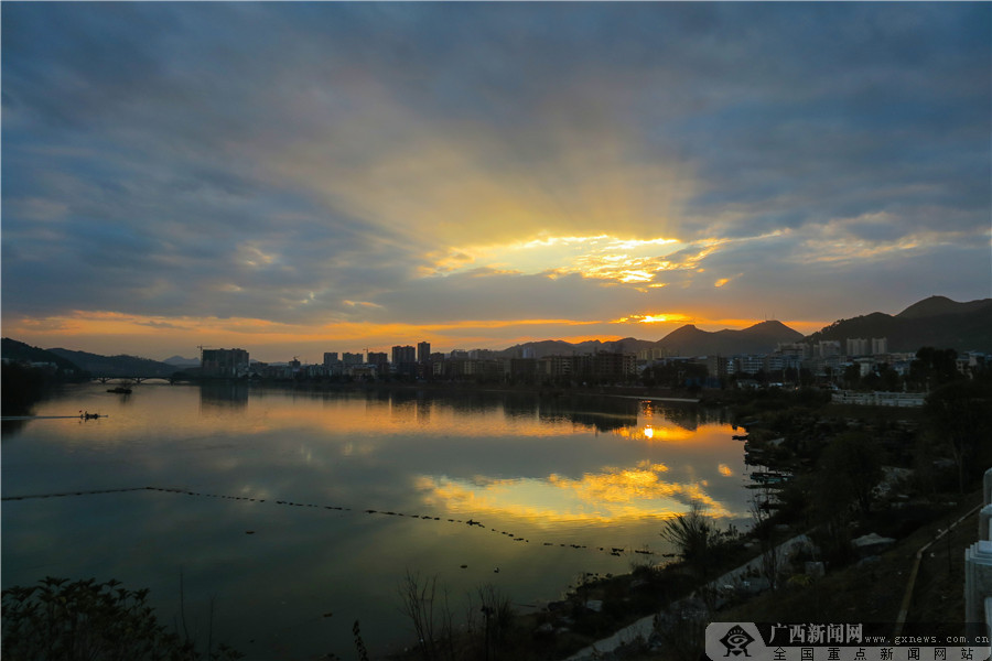 2020年1月6日,广西桂林市全州县城上空晚霞美不胜收.