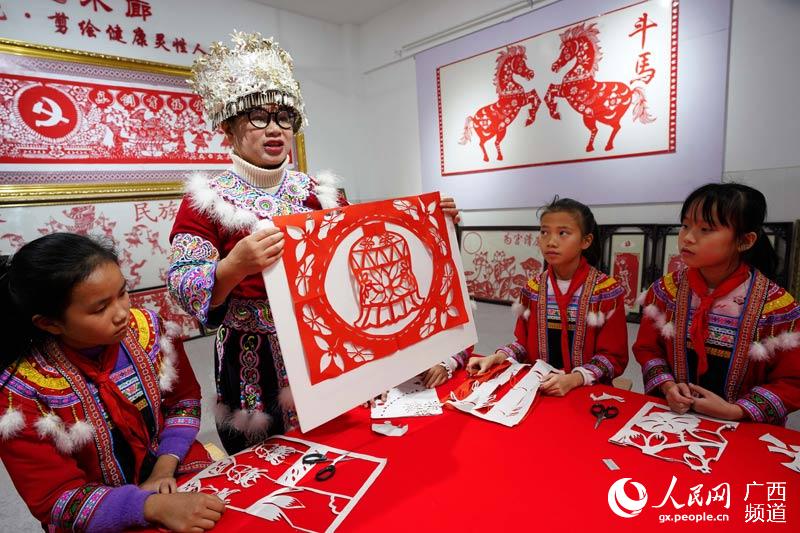 广西融水:廉洁剪纸迎新年