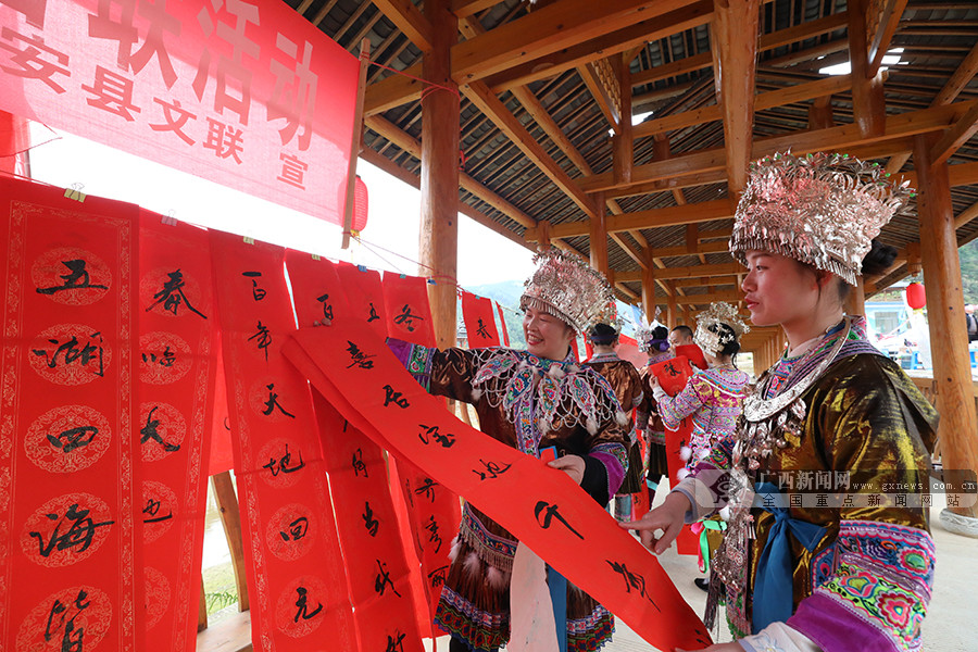 【新春走基层】广西融安县:新年春联送进苗寨(4/8)