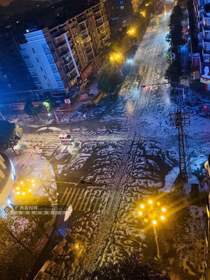 视频 | 除夕夜广西多地冰雹来袭！地上白茫茫一片