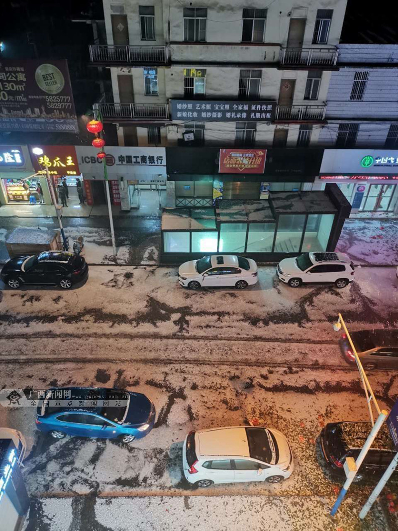 视频 | 除夕夜广西多地冰雹来袭！地上白茫茫一片