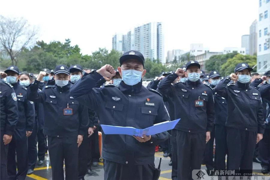 广西监狱警察在疫情防控誓师大会上宣誓.自治区监狱管理局供图