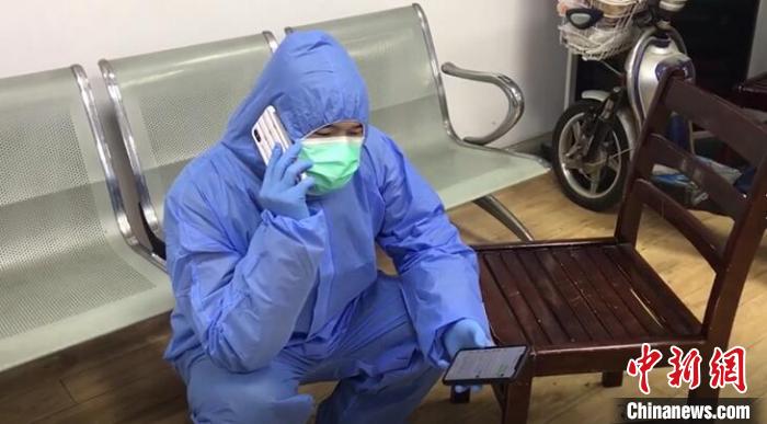 武汉一社区“临时书记”:腰部疼痛难忍 有时躺地板上工作