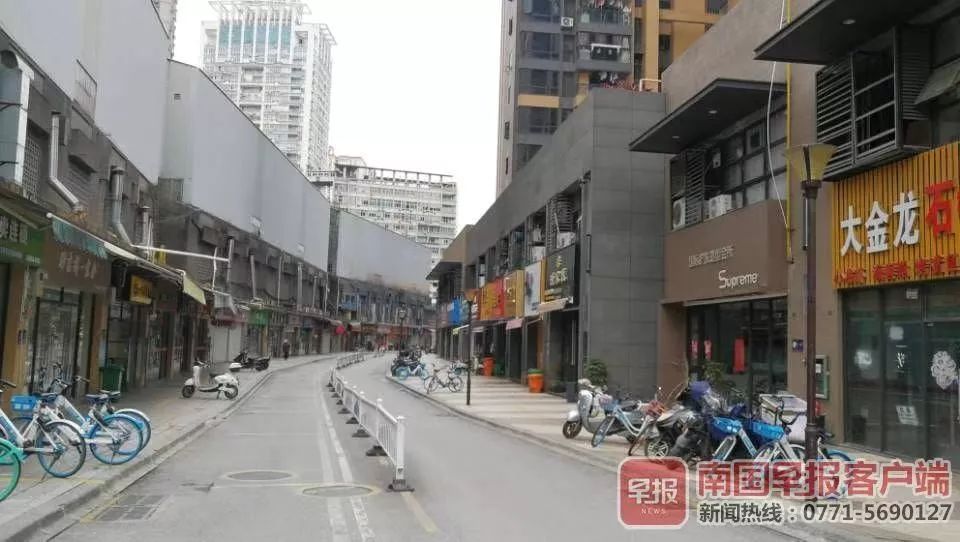 古城路上粉店,快餐店大部分都还没营业.