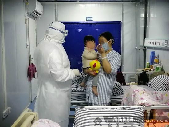 病房里的白衣“圣诞老人” 给孩子们送去礼物和温暖