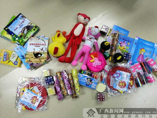 病房里的白衣“圣诞老人” 给孩子们送去礼物和温暖