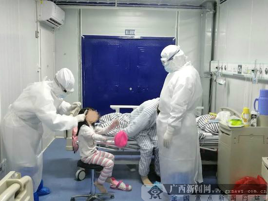 病房里的白衣“圣诞老人” 给孩子们送去礼物和温暖