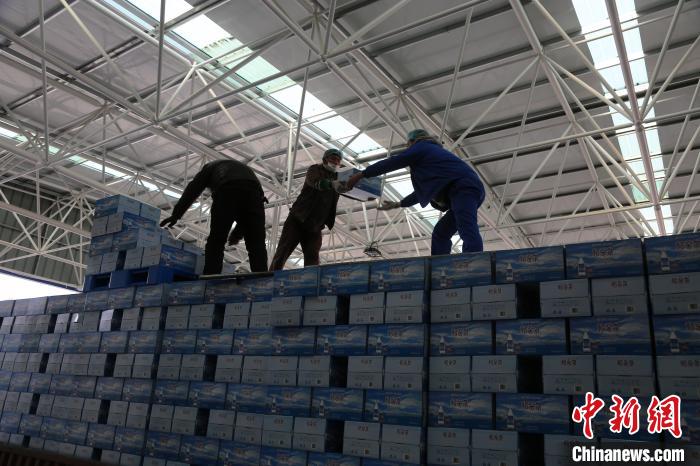 藏鄂情深抗疫情 西藏山南捐赠首批生活物资驰援湖北