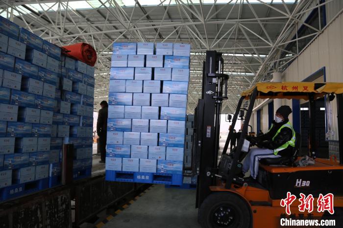 藏鄂情深抗疫情 西藏山南捐赠首批生活物资驰援湖北