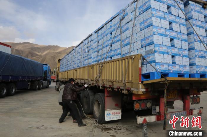 藏鄂情深抗疫情 西藏山南捐赠首批生活物资驰援湖北