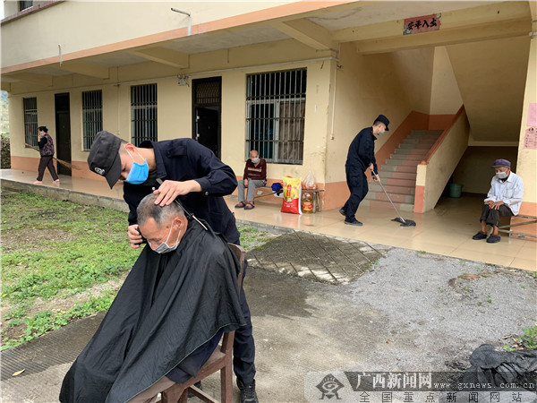 学雷锋活动日 崇左边境民警慰问孤寡老人