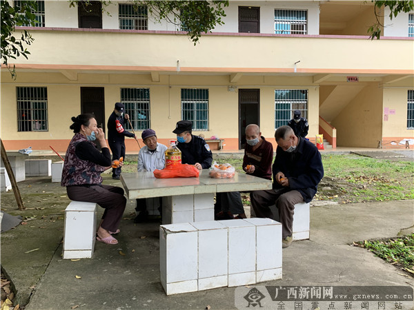学雷锋活动日 崇左边境民警慰问孤寡老人