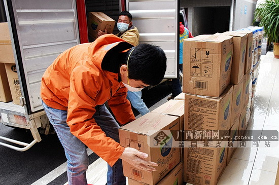 两家企业向宜州区融媒体中心捐献一批爱心物资