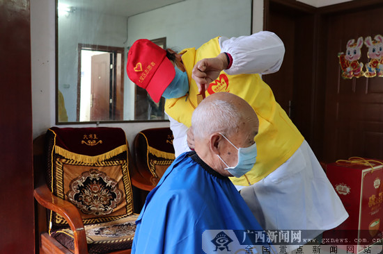 不一样的纪念日 七星区有一群戴口罩的“活雷锋”