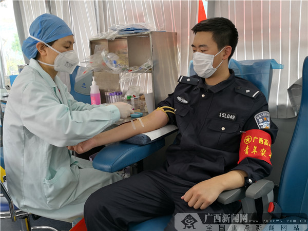 广西高速公路交警无偿献血齐心战疫情