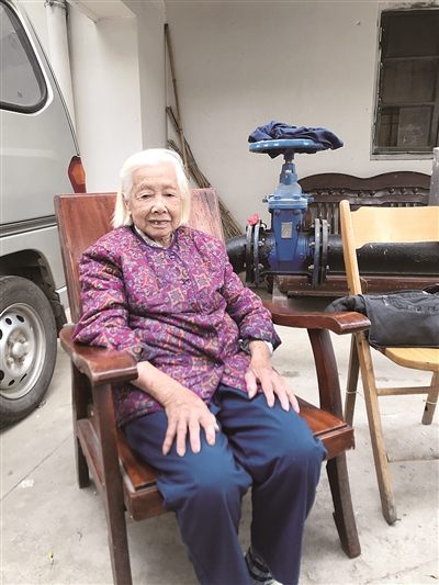 "我得去旅游啵 70岁儿子带上94岁母亲自驾游