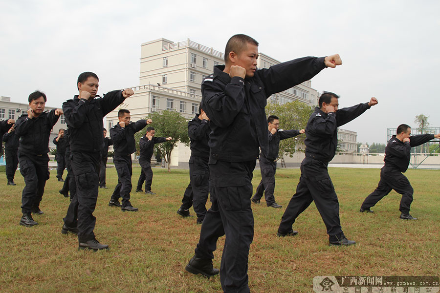 覃碧生前(前)与同事们一起参加擒敌拳训练.宜州监狱 供图