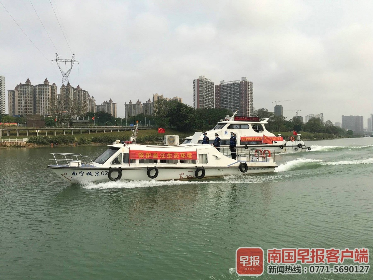 当天上午,南宁市城市管理综合行政执法支队联合渔政,公安等部门组成