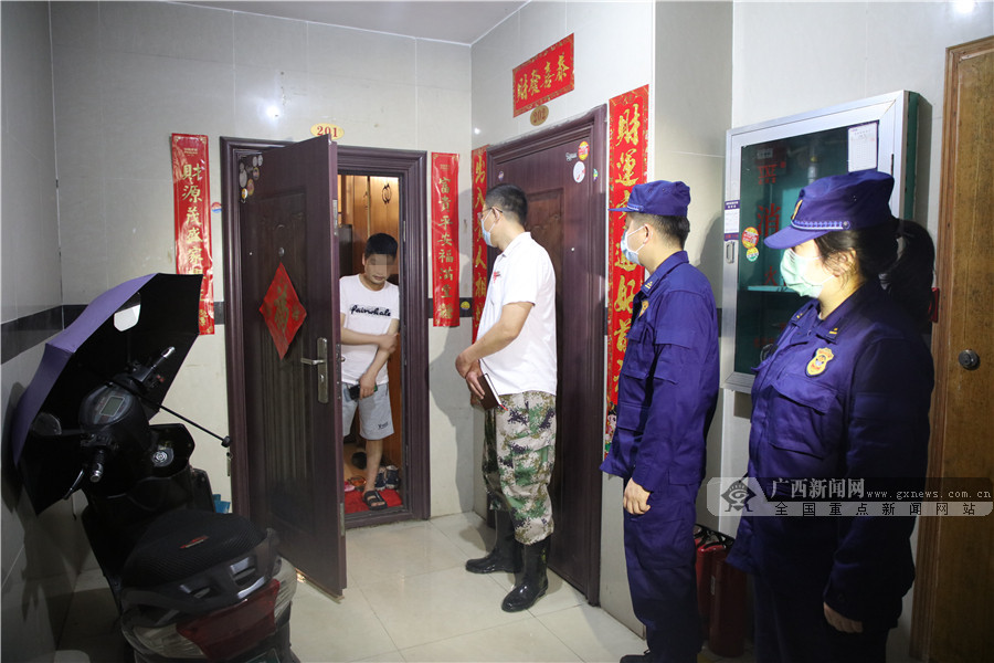 南宁:“生命通道”被堵塞 消防“突袭”速查整改