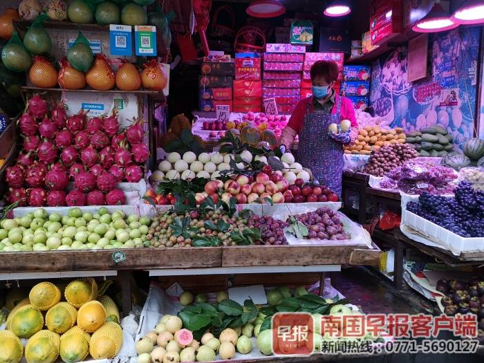 一些水果摊把李子等应季果摆在了显眼位置.