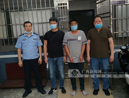 图为北海市公安局公园路派出所成功抓获在逃嫌疑人麦某.
