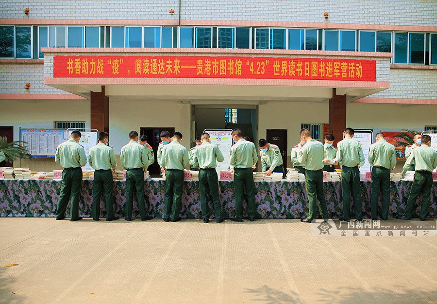 图为武警官兵正在阅读图书.广西新闻网通讯员 孙跃 摄
