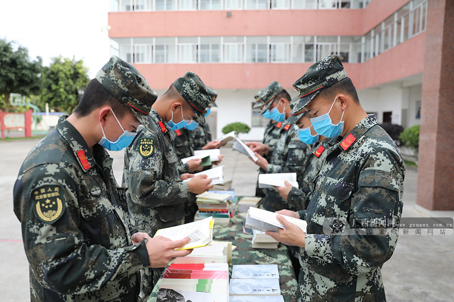 武警广西总队钦州支队的武警官兵在精心挑选书籍.