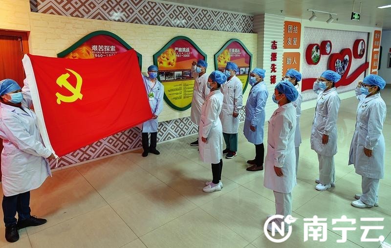 南宁市第四人民医院抗疫一线医护人员火线入党,党旗下誓言铿锵,战胜