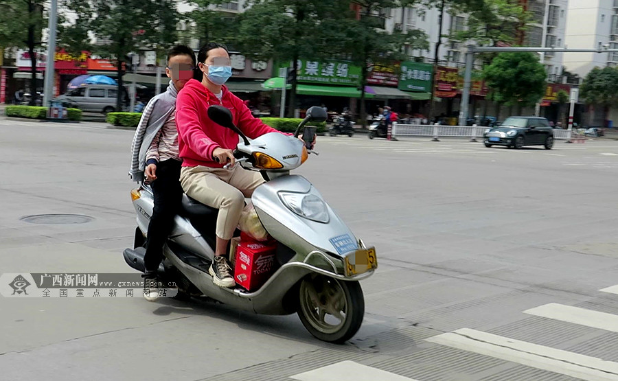 忘拿了放仓库骑电动车你有戴头盔的习惯吗34