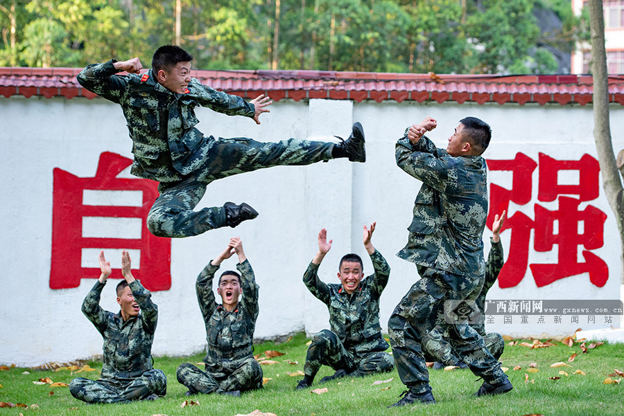 擒敌对抗,过云梯,耍棍术…武警官兵暮春练兵忙